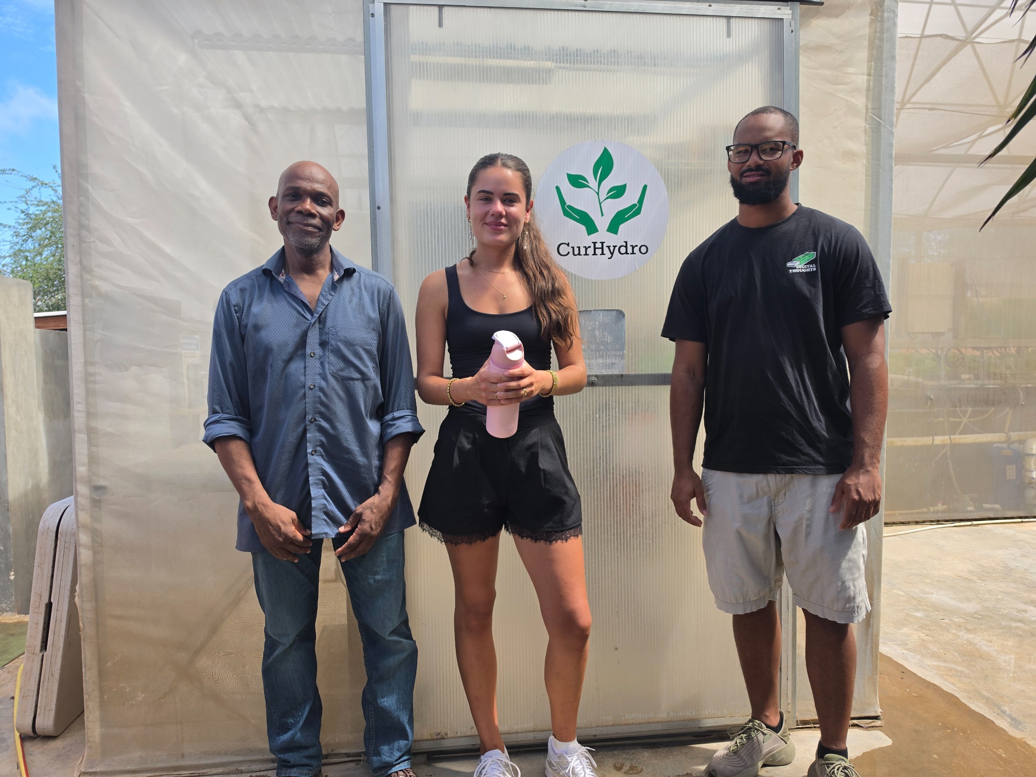 UoC and SOLTUNA visitors outside the CurHydro greenhouse